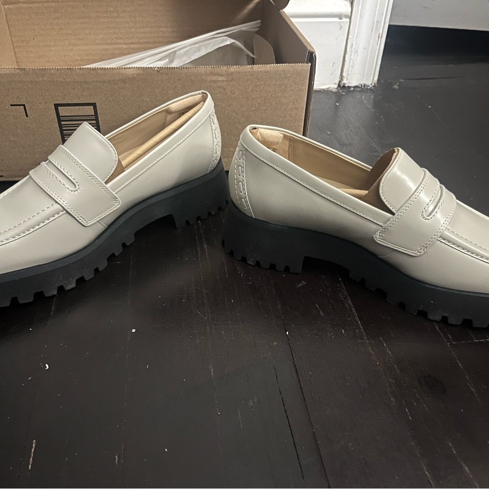NEW Clarks Splend Edge Cream Leather Chunky Penny Loafers Preppy 7.5 NIB - Picture 4 of 7